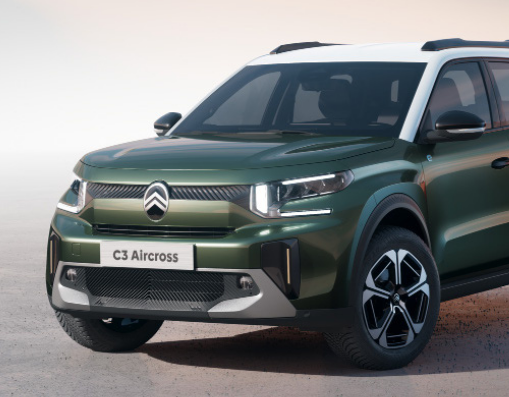 zu sehen ist ein grüner Citroen C3 Aircross mit weißem Dach